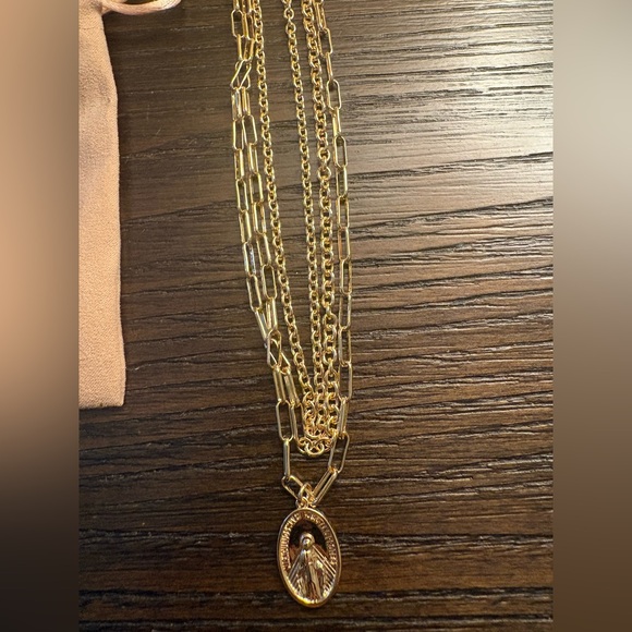 NEW Uncommon James Gold Three's Company Necklace - Picture 6 of 6